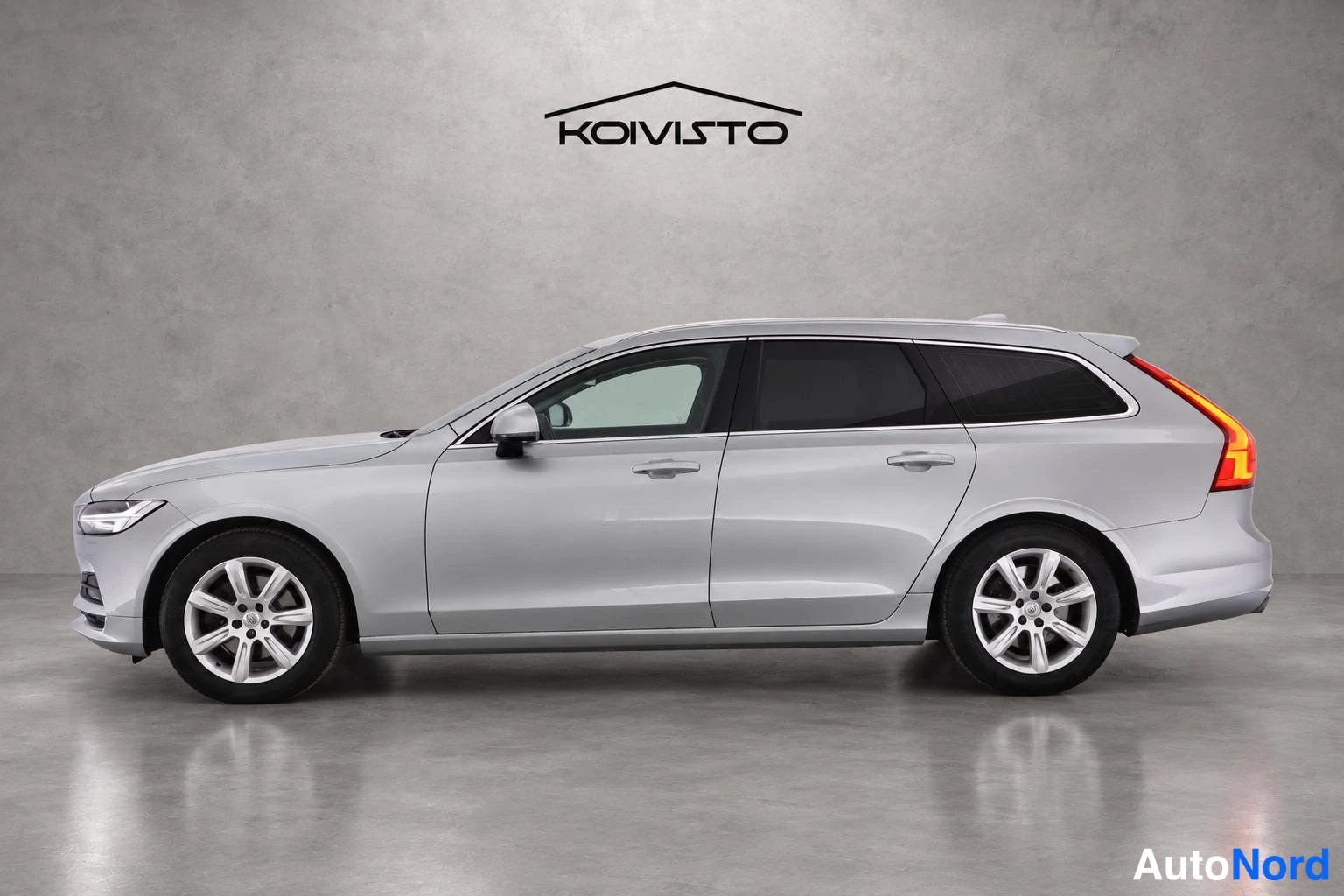 Harmaa Volvo V90 2017, etuviisto, keula vasemmalle, kuva 2
