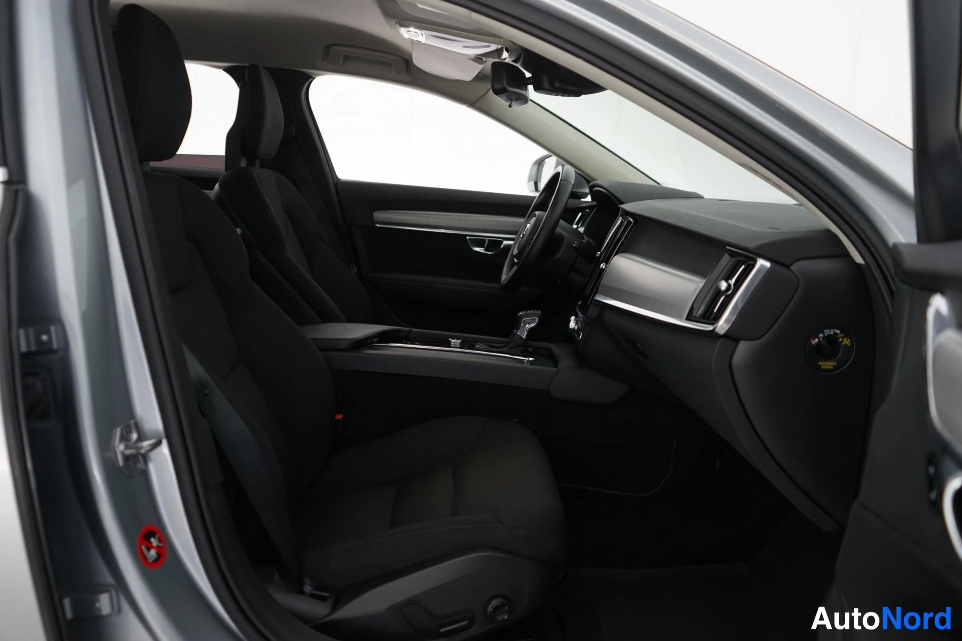 Harmaa Volvo V90 2017, ohjaamo, kuva 11