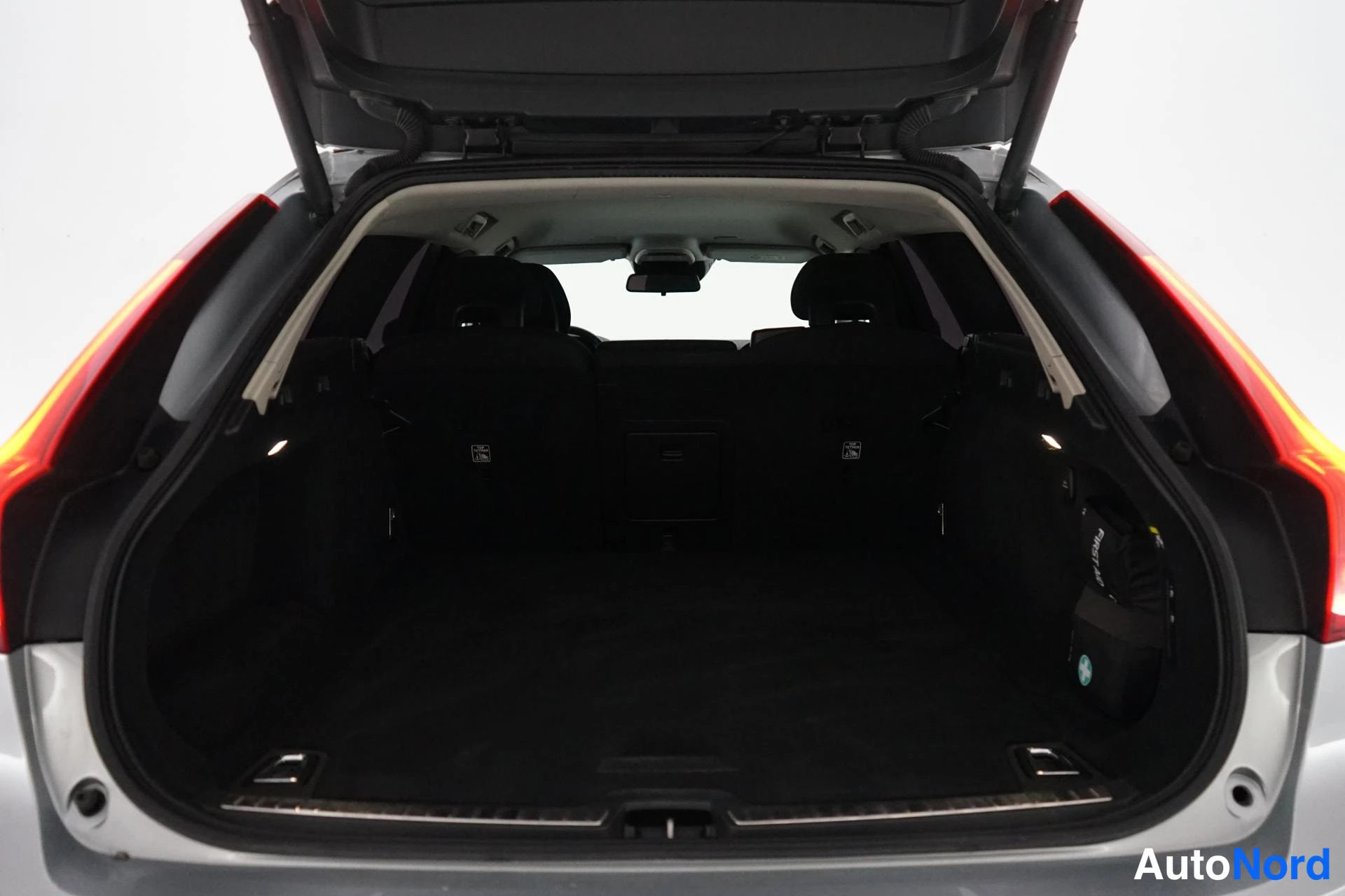 Harmaa Volvo V90 2017, tavaratila, kuva 17