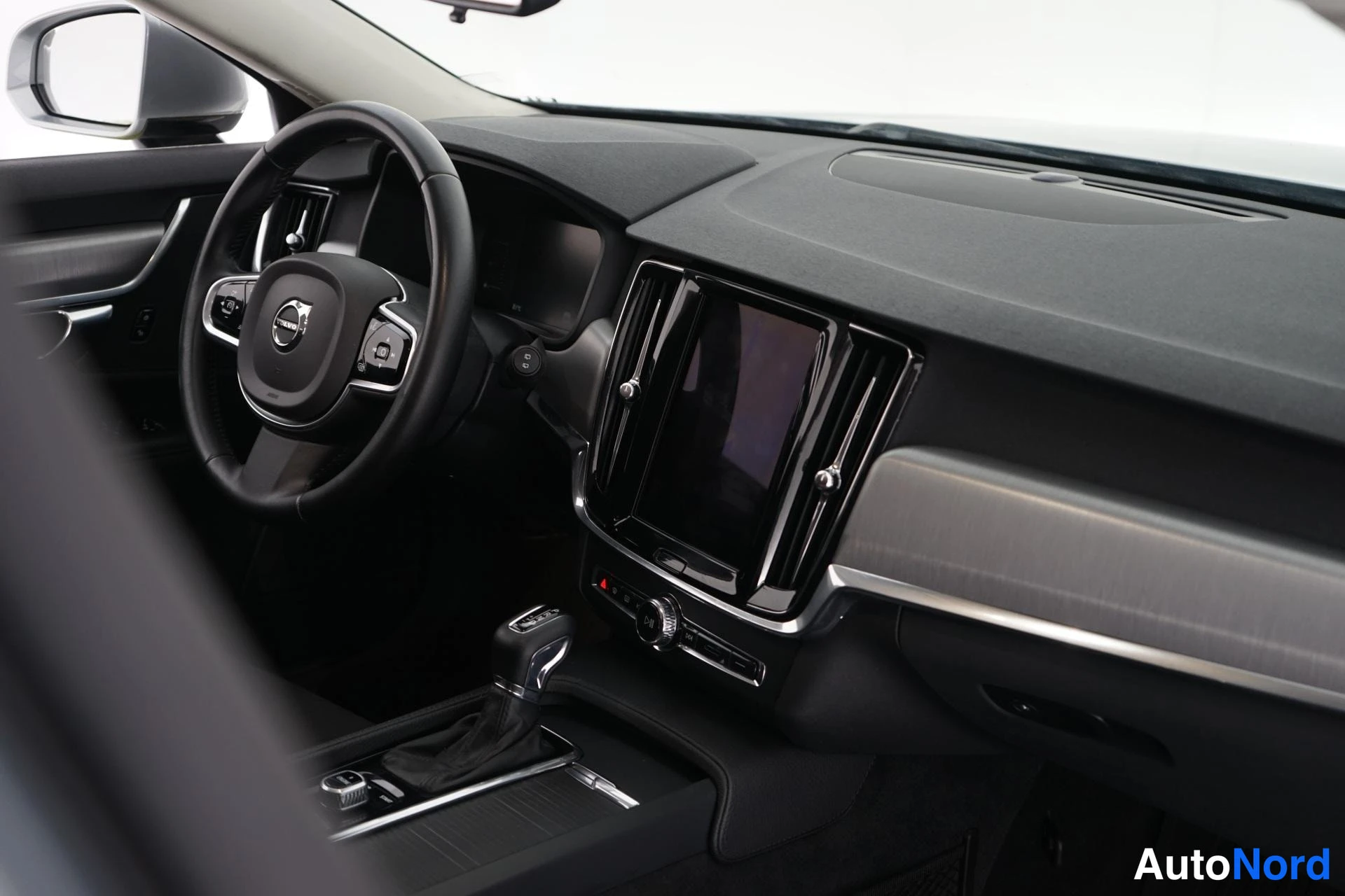 Harmaa Volvo V90 2017, ohjaamo, kuva 14