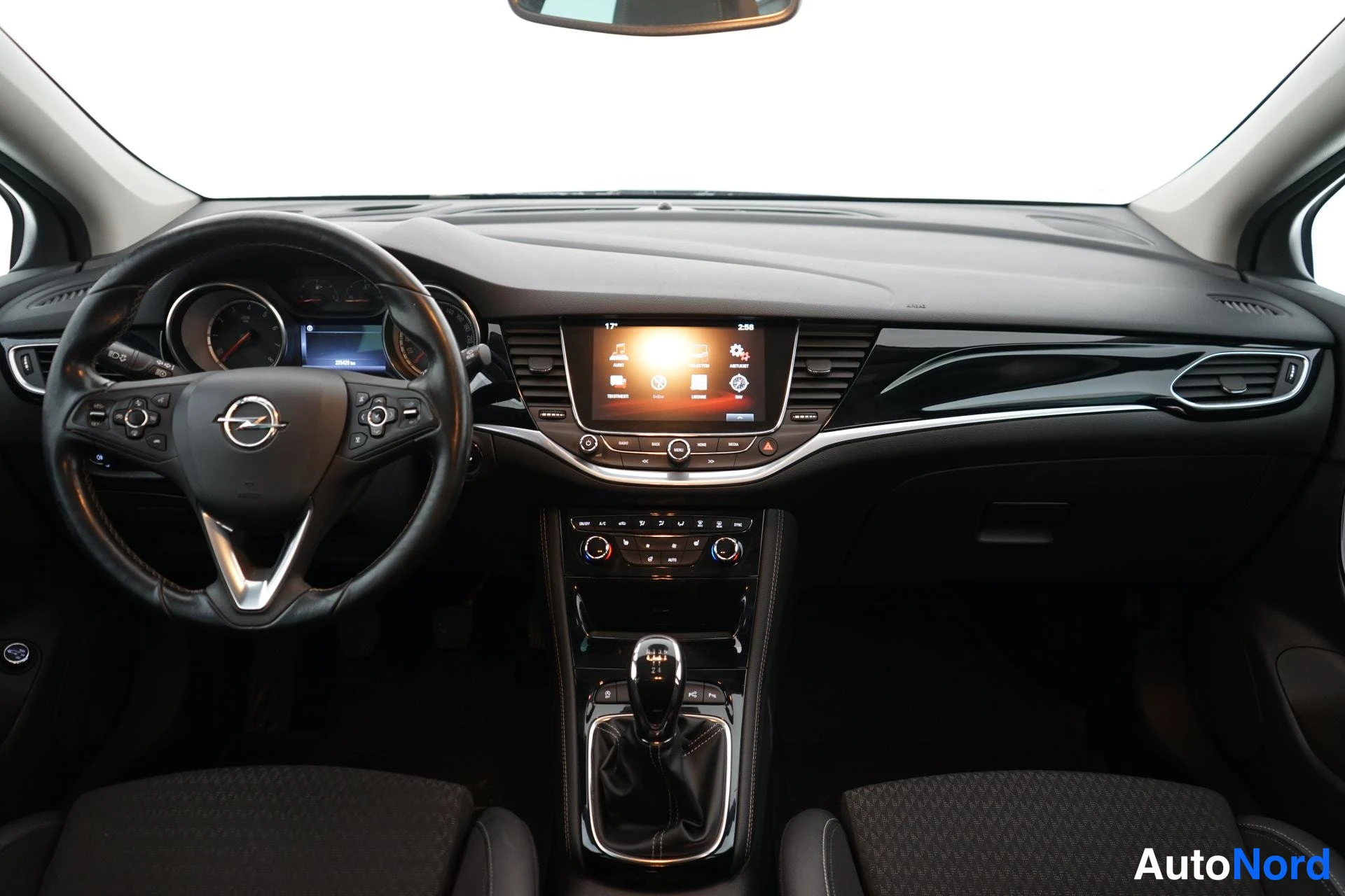 Harmaa Opel Astra 2017, ohjaamo, kuva 6