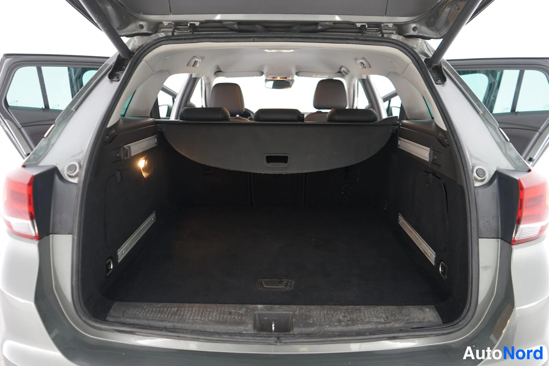 Harmaa Opel Astra 2017, tavaratila, kuva 11