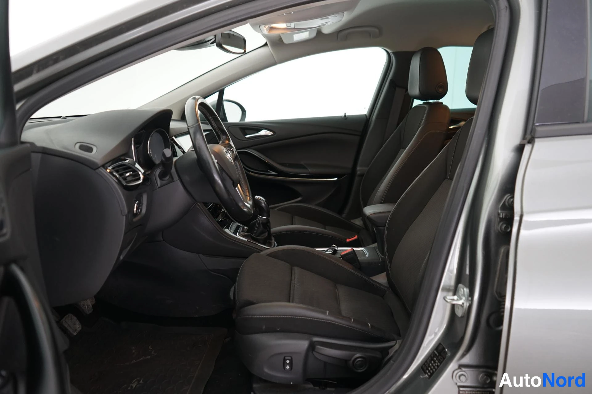 Harmaa Opel Astra 2017, etuistuimet, kuva 7