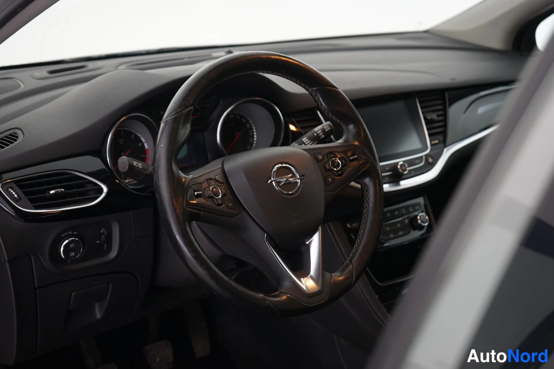 Harmaa Opel Astra 2017, yksityiskohta, kuva 12