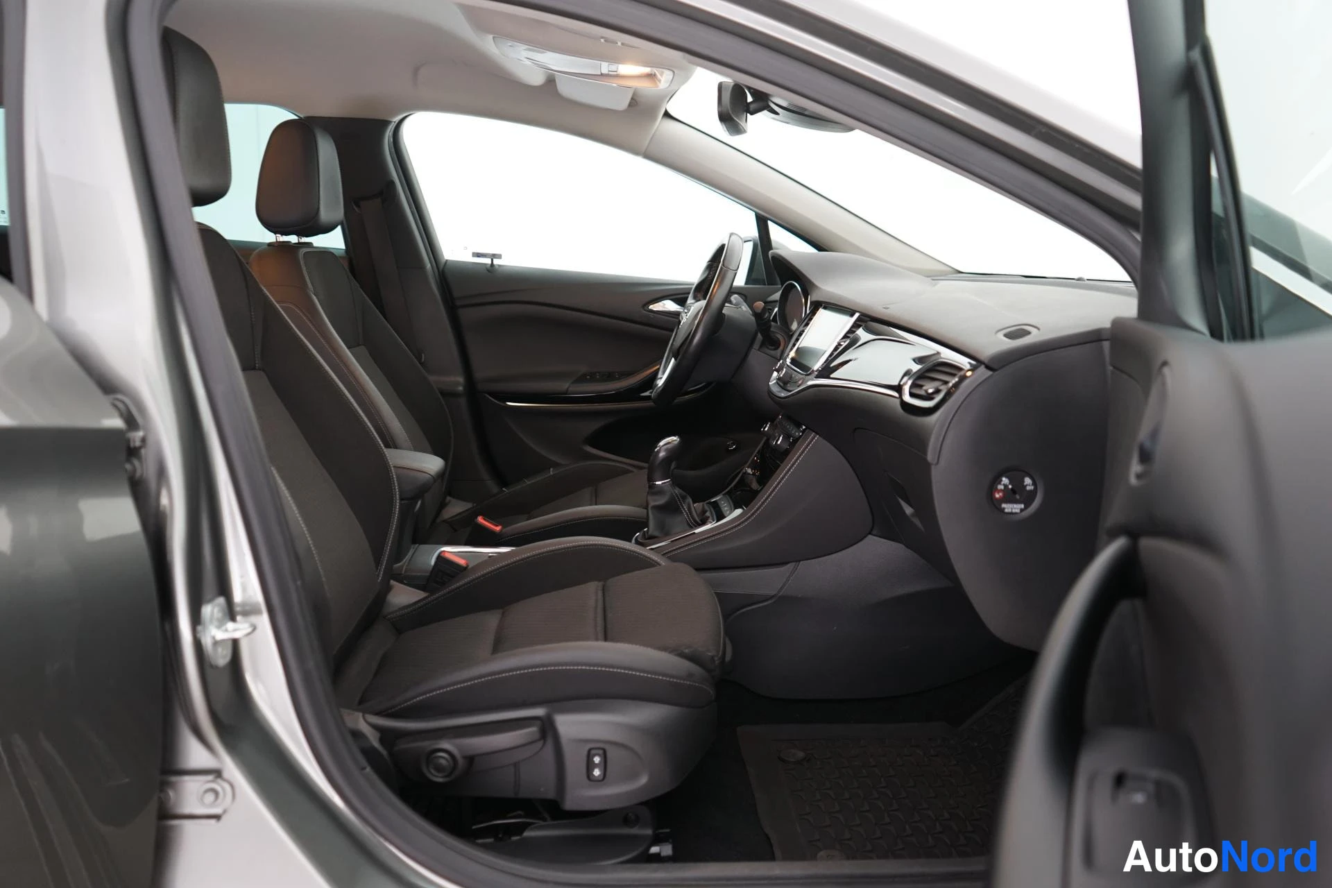 Harmaa Opel Astra 2017, etuistuimet, kuva 8