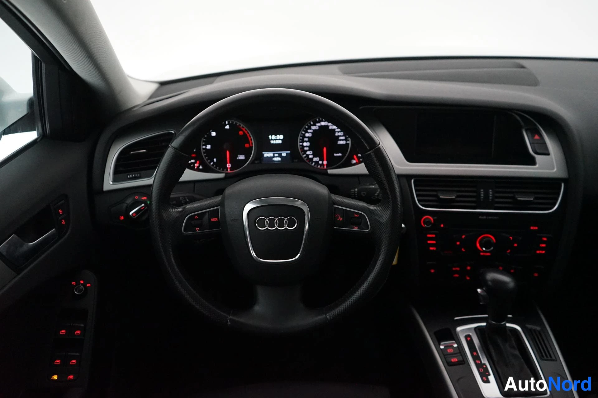 Valkoinen Audi A4 2010, ohjaamo, kuva 6