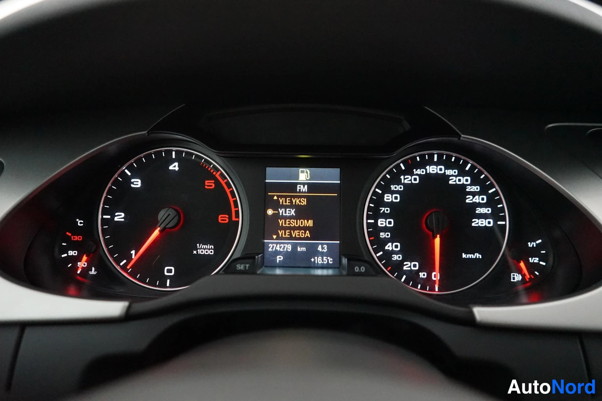 Valkoinen Audi A4 2010, yksityiskohta, kuva 13