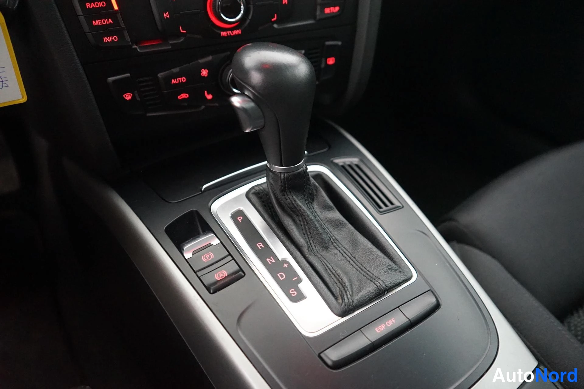 Valkoinen Audi A4 2010, yksityiskohta, kuva 15