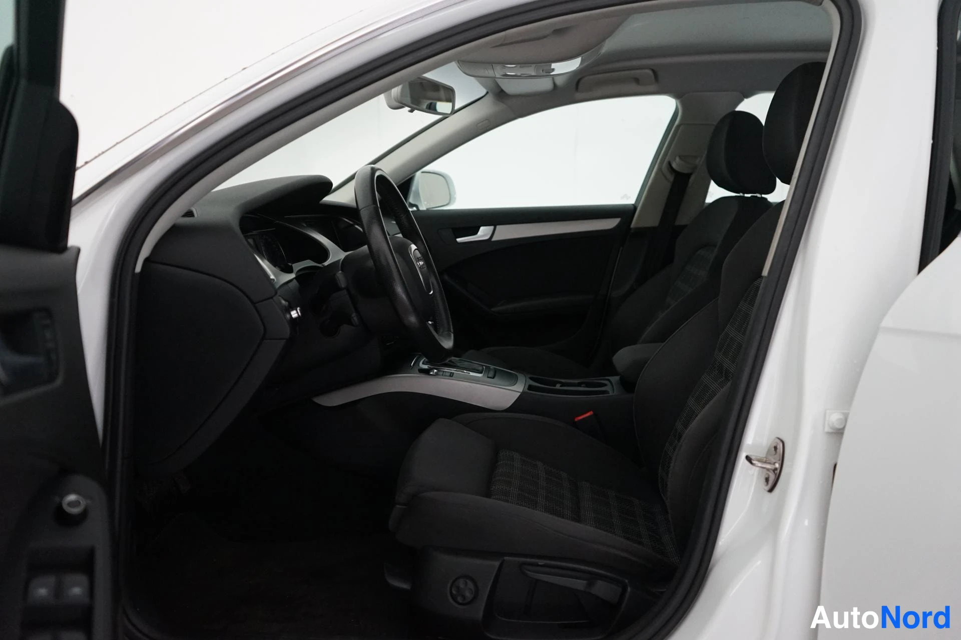 Valkoinen Audi A4 2010, ohjaamo, kuva 7