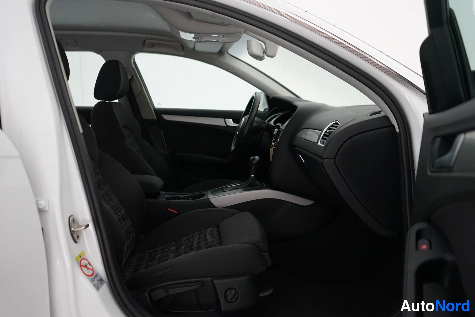 Valkoinen Audi A4 2010, etuistuimet, kuva 8