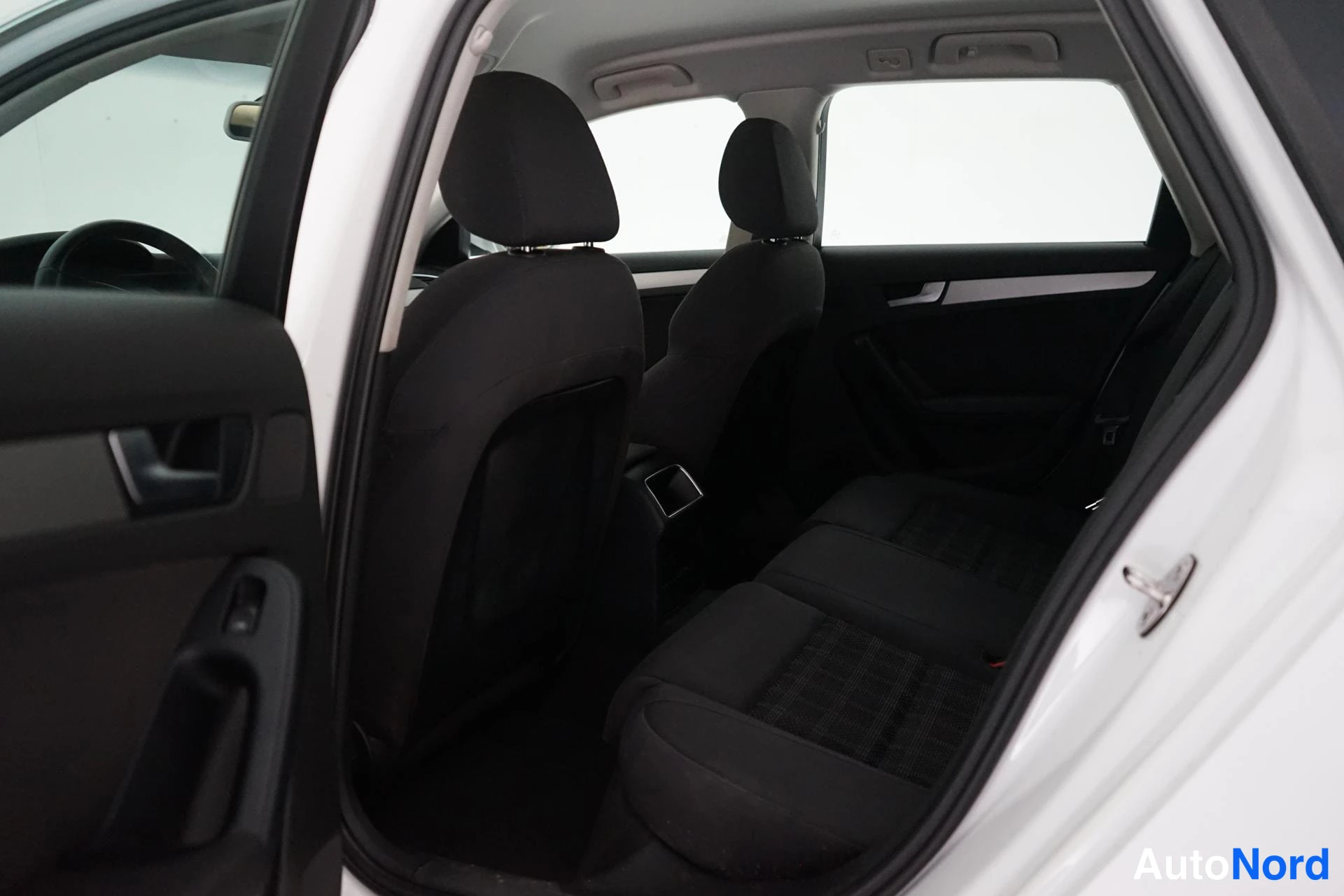 Valkoinen Audi A4 2010, takaistuimet, kuva 10