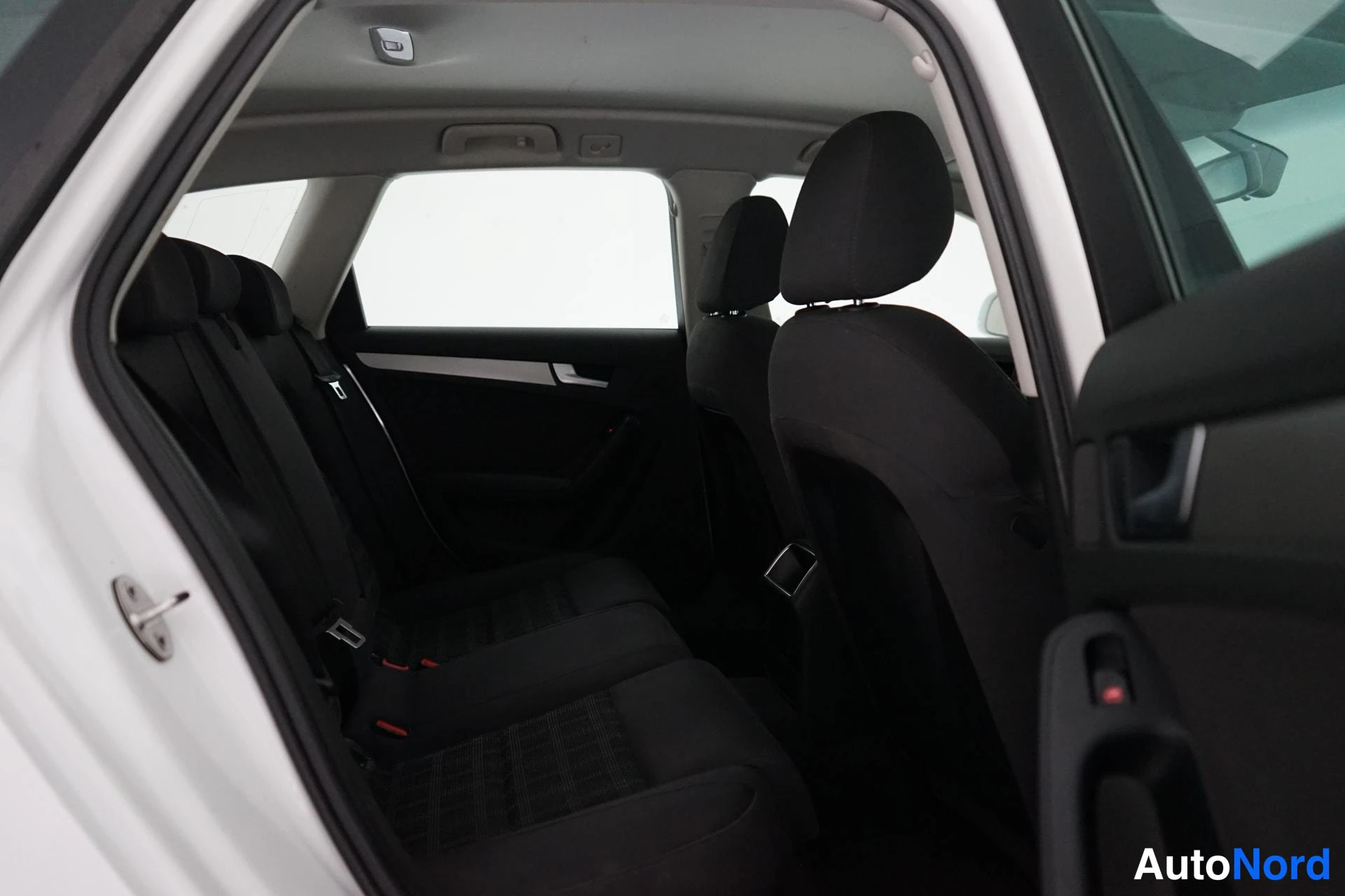 Valkoinen Audi A4 2010, takaistuimet, kuva 9