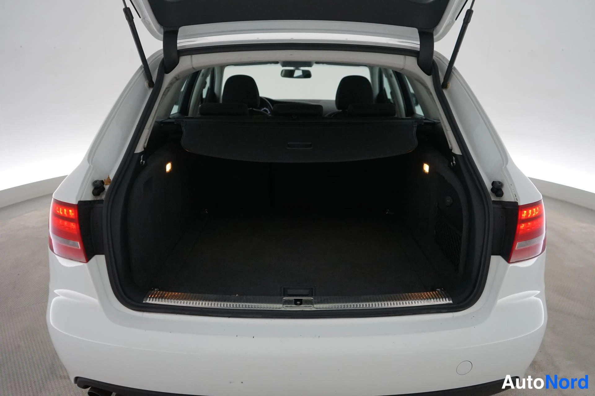 Valkoinen Audi A4 2010, tavaratila, kuva 11