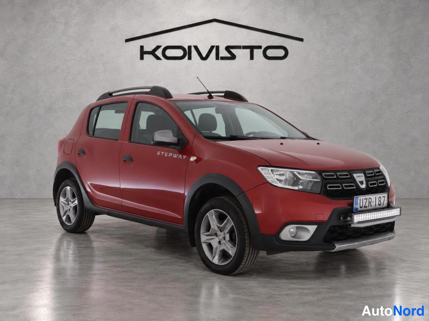 Punainen Dacia Sandero 2017, etuviisto, keula oikealle, kuva 3