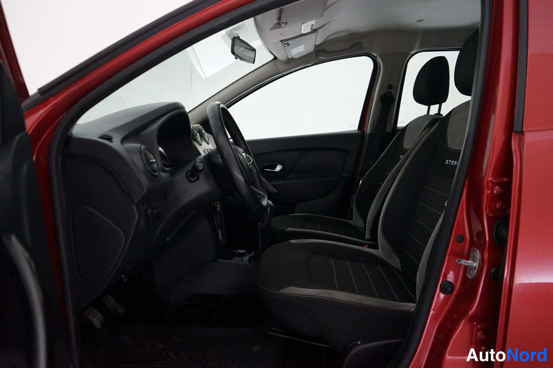 Punainen Dacia Sandero 2017, ohjaamo, kuva 6