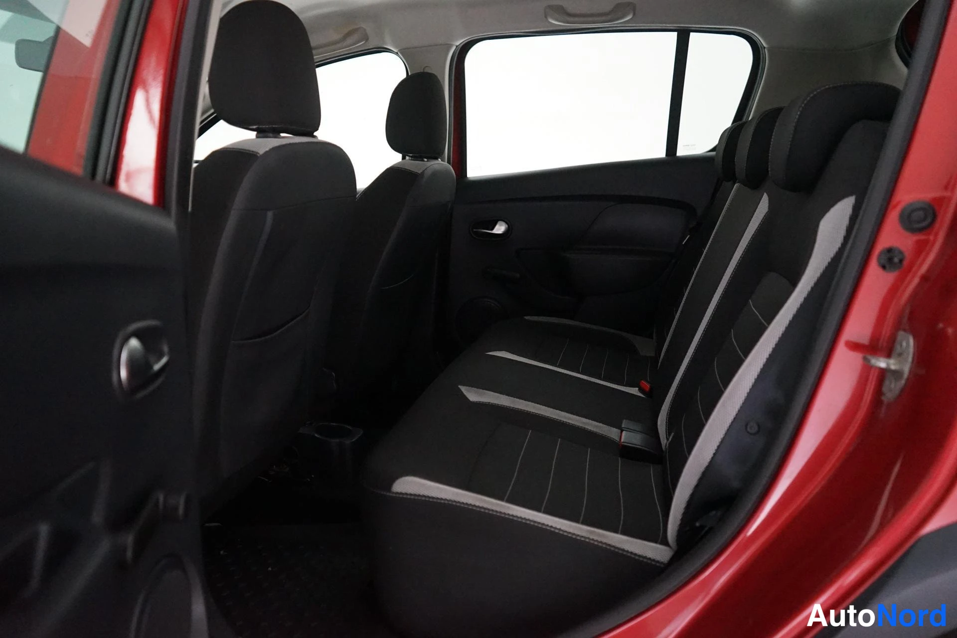 Punainen Dacia Sandero 2017, takaistuimet, kuva 9