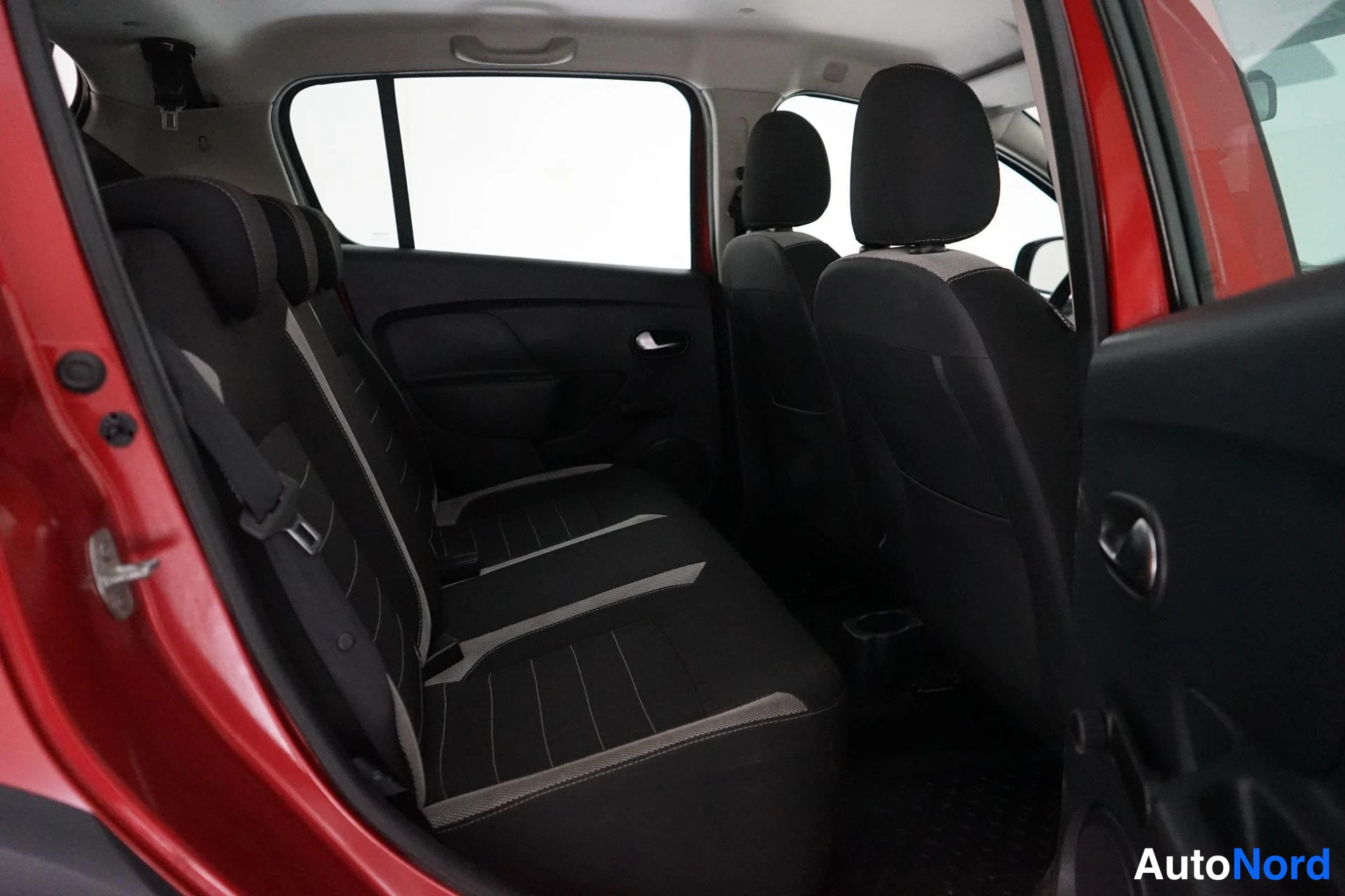 Punainen Dacia Sandero 2017, takaistuimet, kuva 10