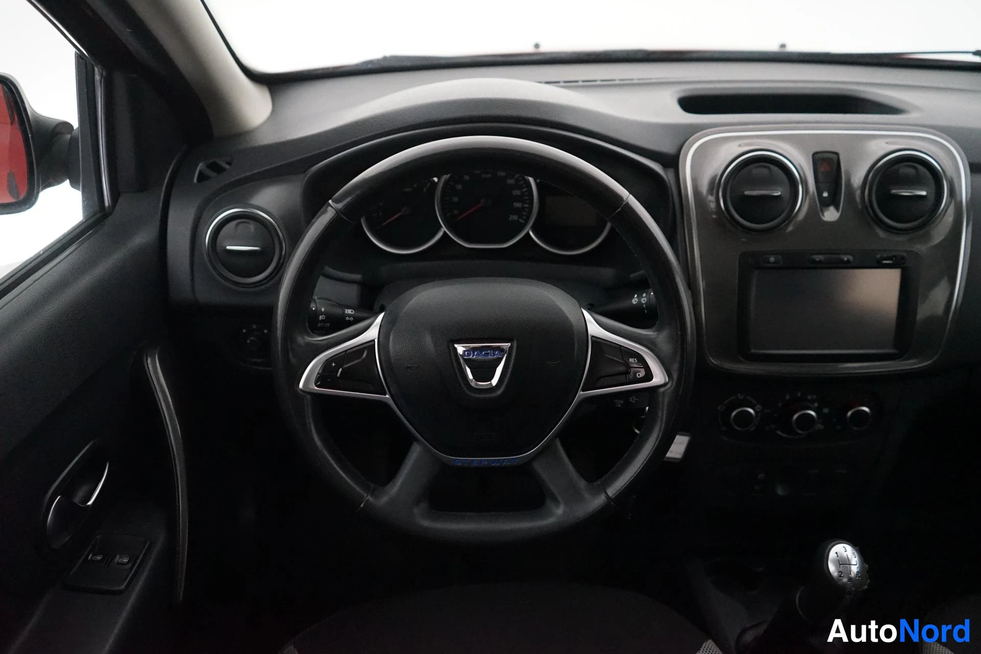 Punainen Dacia Sandero 2017, ohjaamo, kuva 7