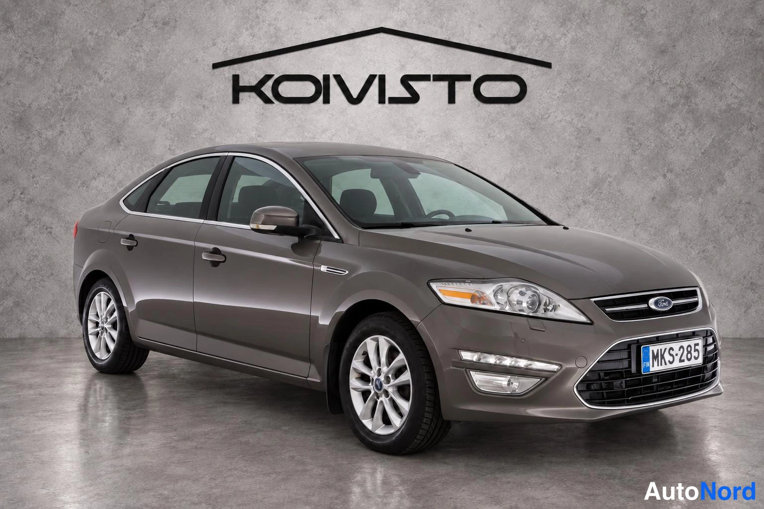 Ruskea Ford Mondeo 2011, etuviisto, keula oikealle, kuva 2