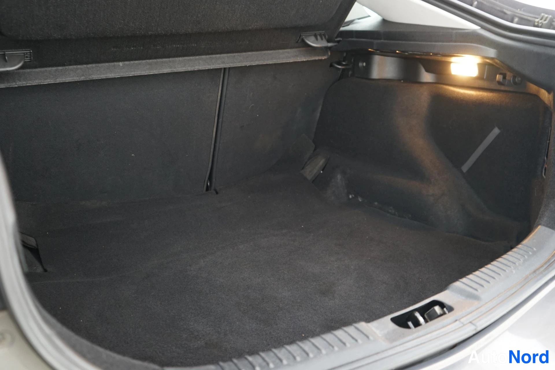 Ruskea Ford Mondeo 2011, tavaratila, kuva 10