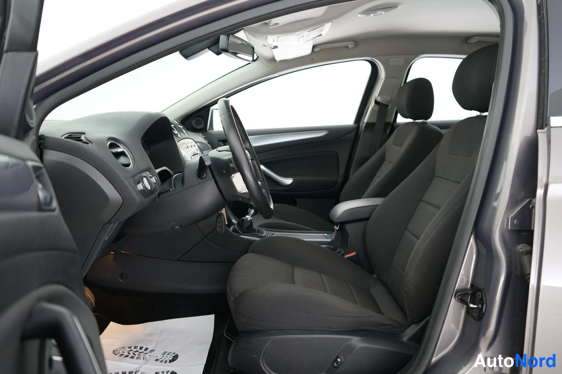 Ruskea Ford Mondeo 2011, ohjaamo, kuva 6