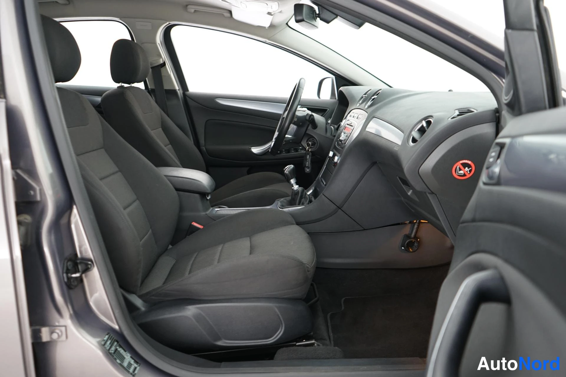 Ruskea Ford Mondeo 2011, etuistuimet, kuva 7