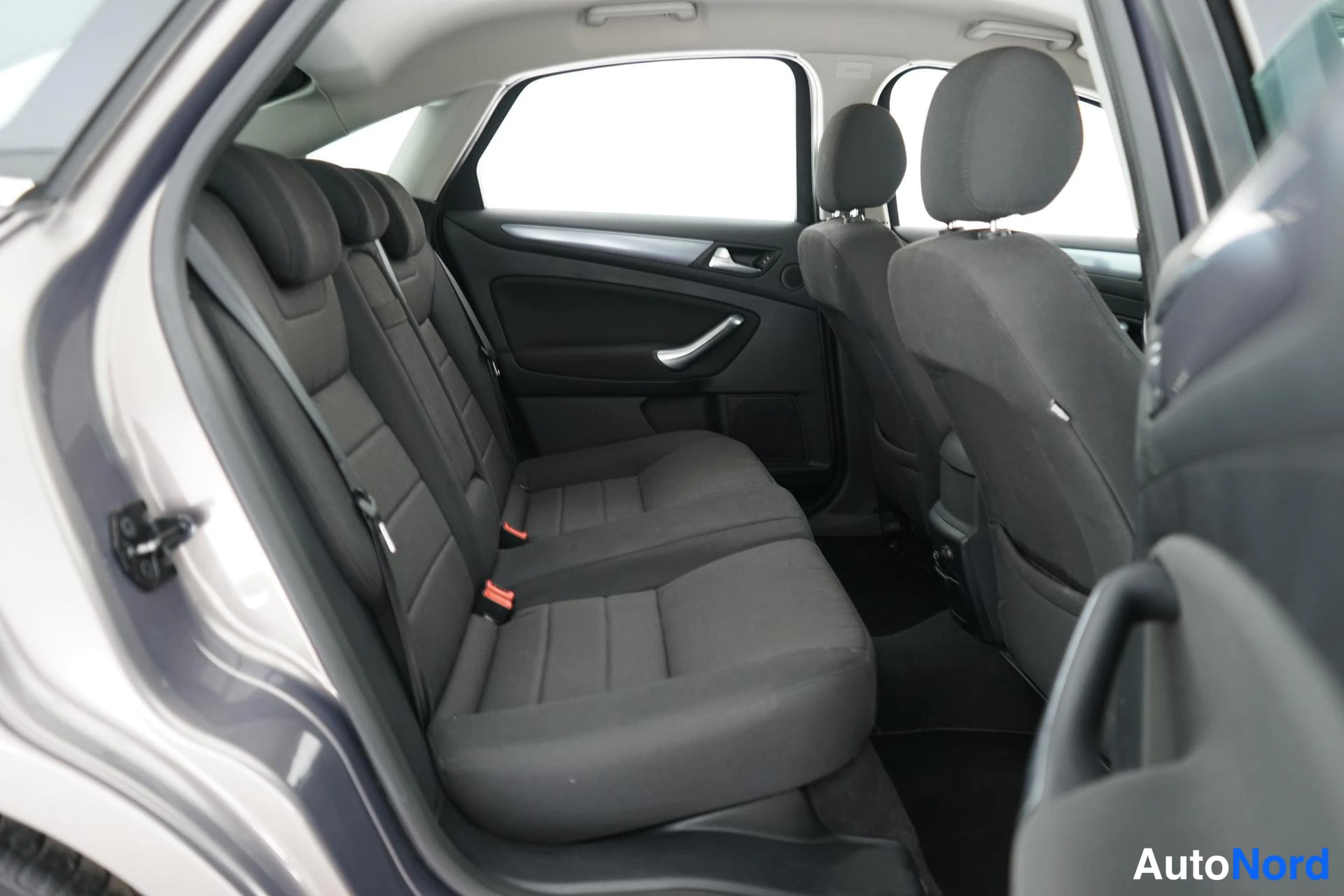 Ruskea Ford Mondeo 2011, takaistuimet, kuva 9