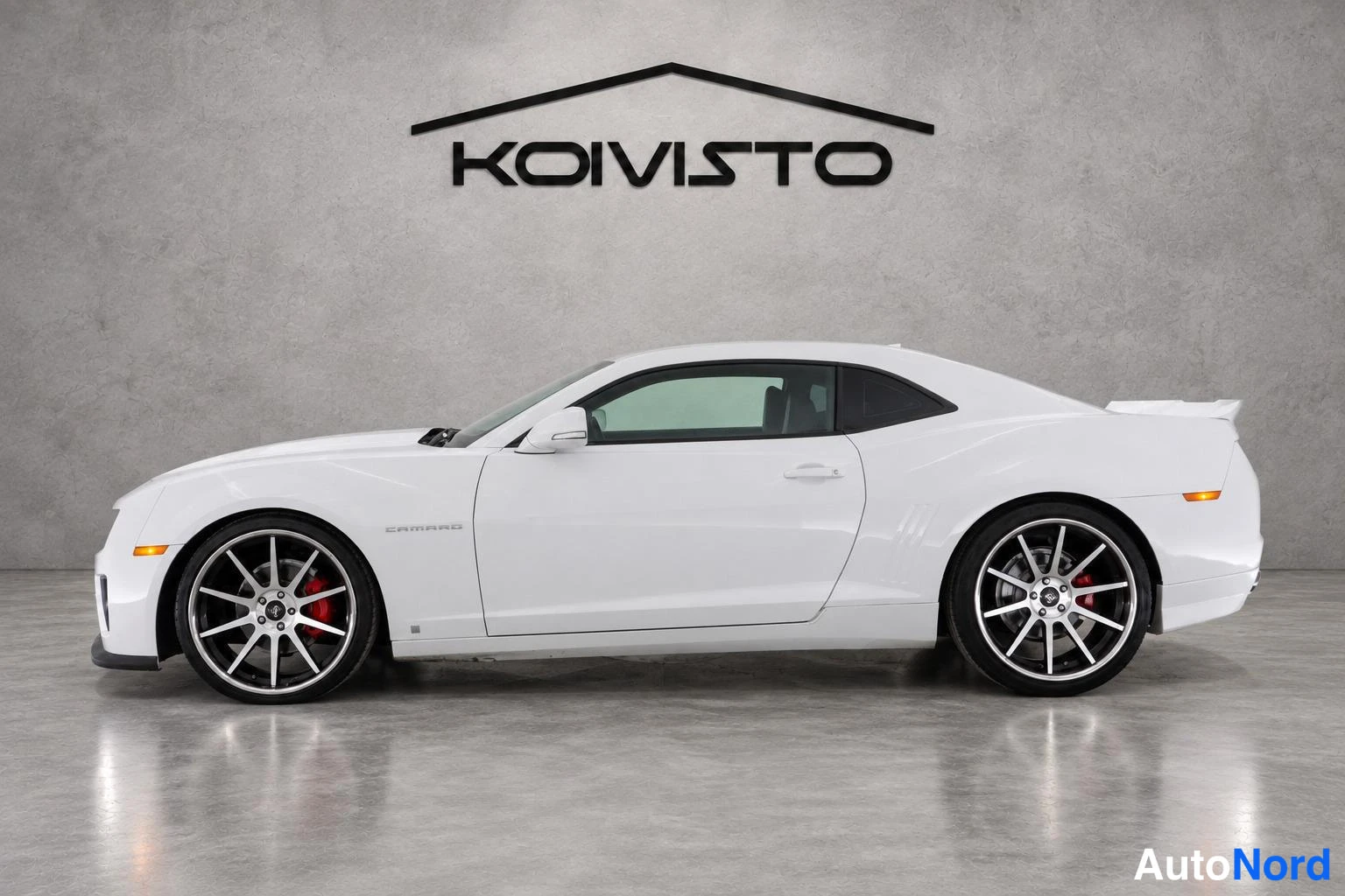 Valkoinen Chevrolet Camaro 2010, sivulta, kuva 3