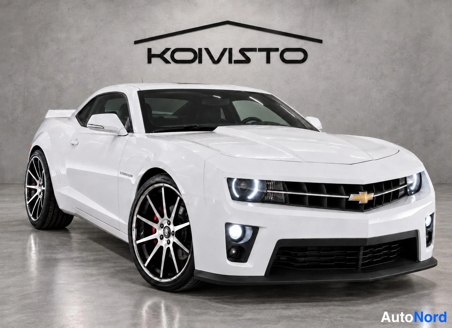 Valkoinen Chevrolet Camaro 2010, etuviisto, keula oikealle, kuva 2