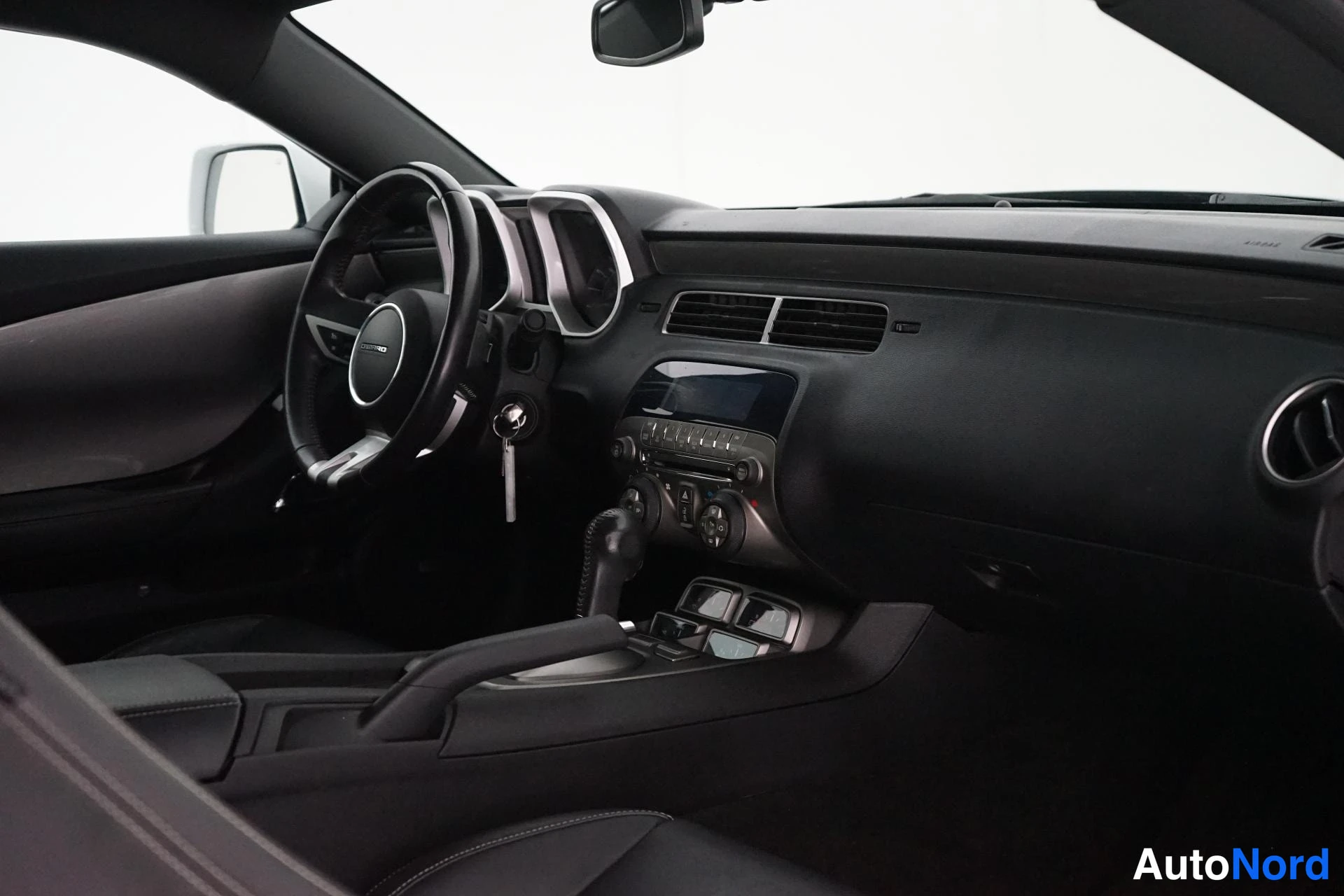 Valkoinen Chevrolet Camaro 2010, ohjaamo, kuva 7