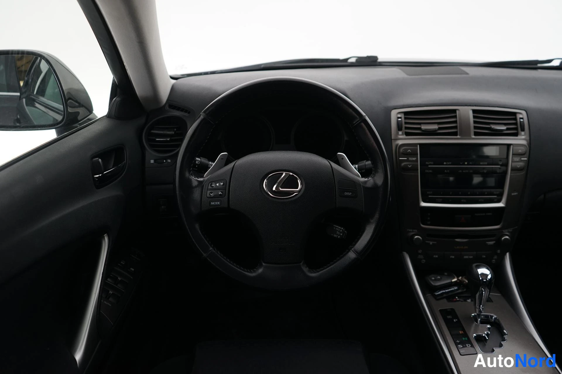Harmaa Lexus IS 2007, ohjaamo, kuva 7