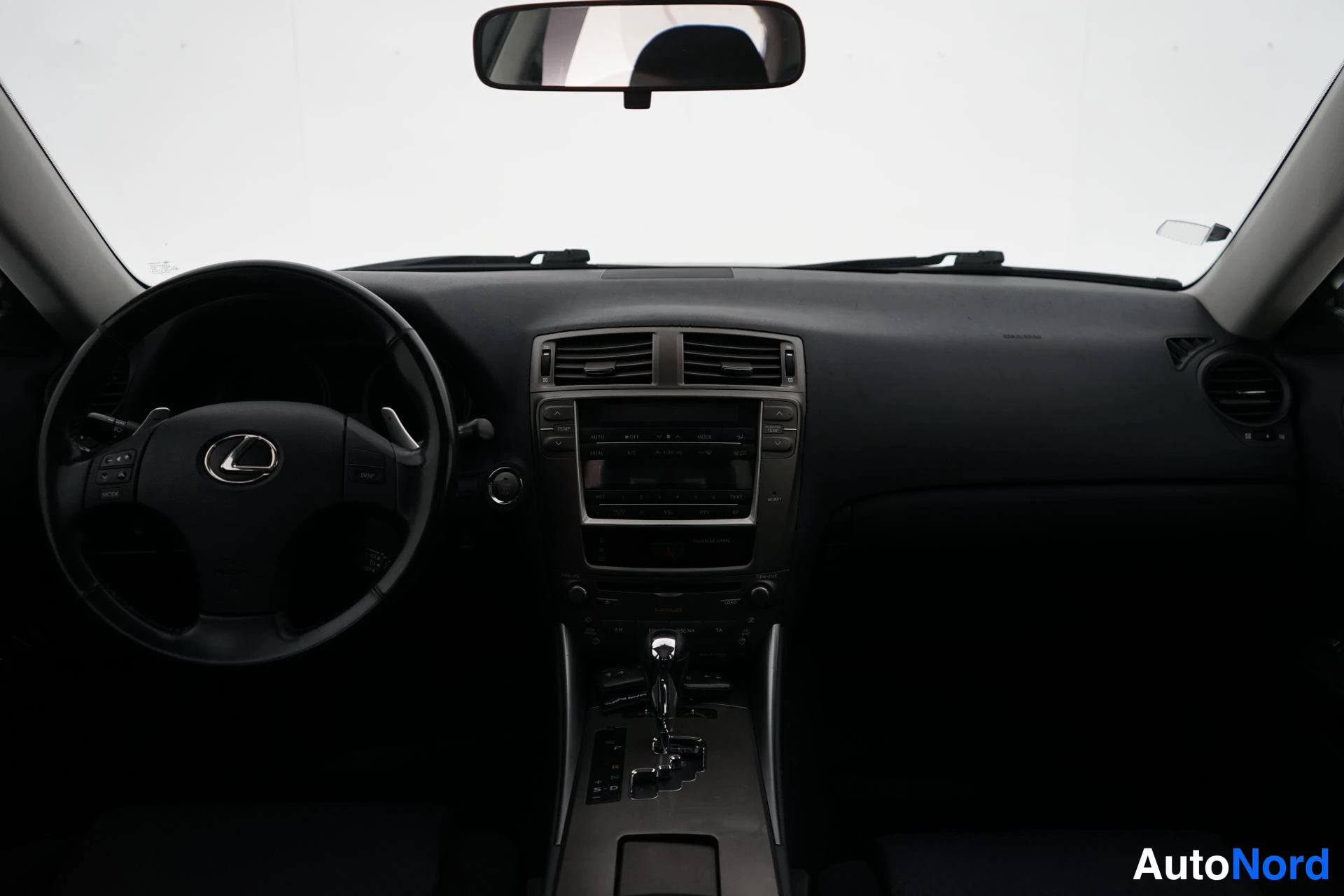 Harmaa Lexus IS 2007, ohjaamo, kuva 8