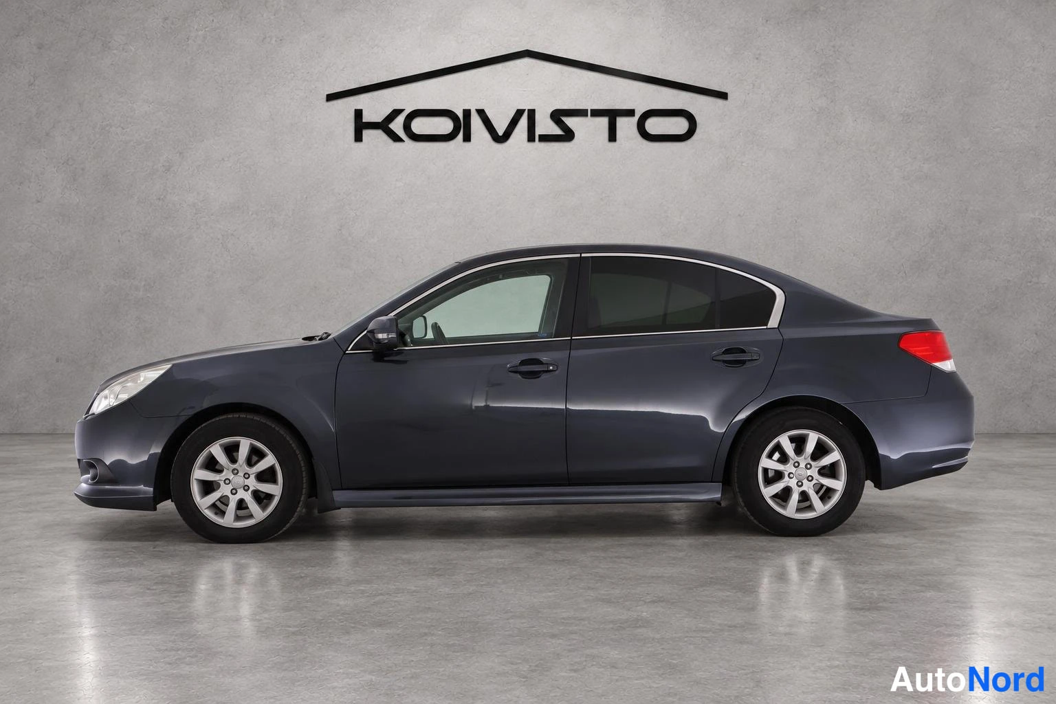 Harmaa Subaru Legacy 2010, sivulta, kuva 3