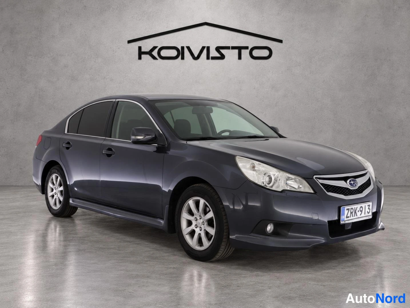 Harmaa Subaru Legacy 2010, etuviisto, keula oikealle, kuva 2