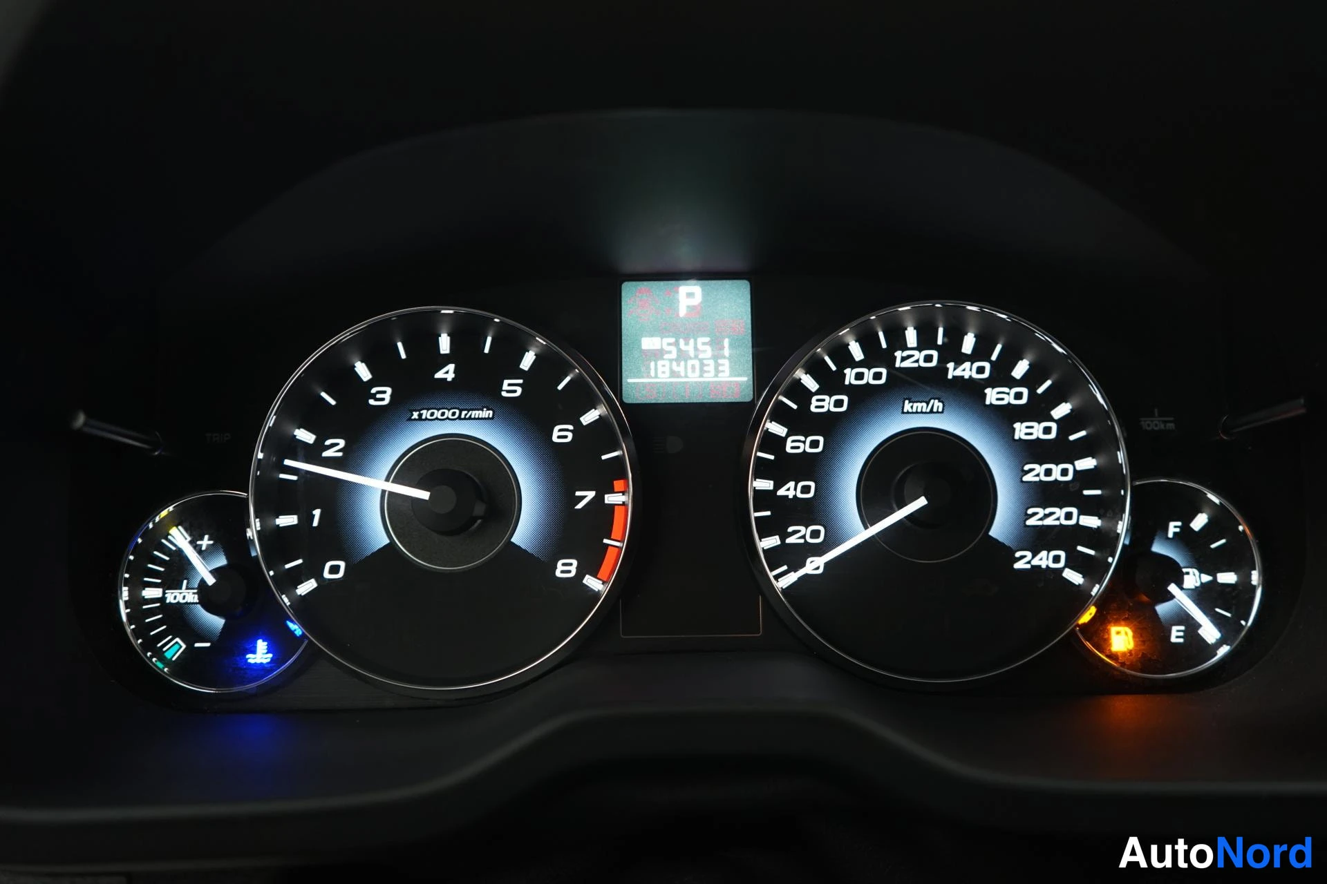 Harmaa Subaru Legacy 2010, yksityiskohta, kuva 16