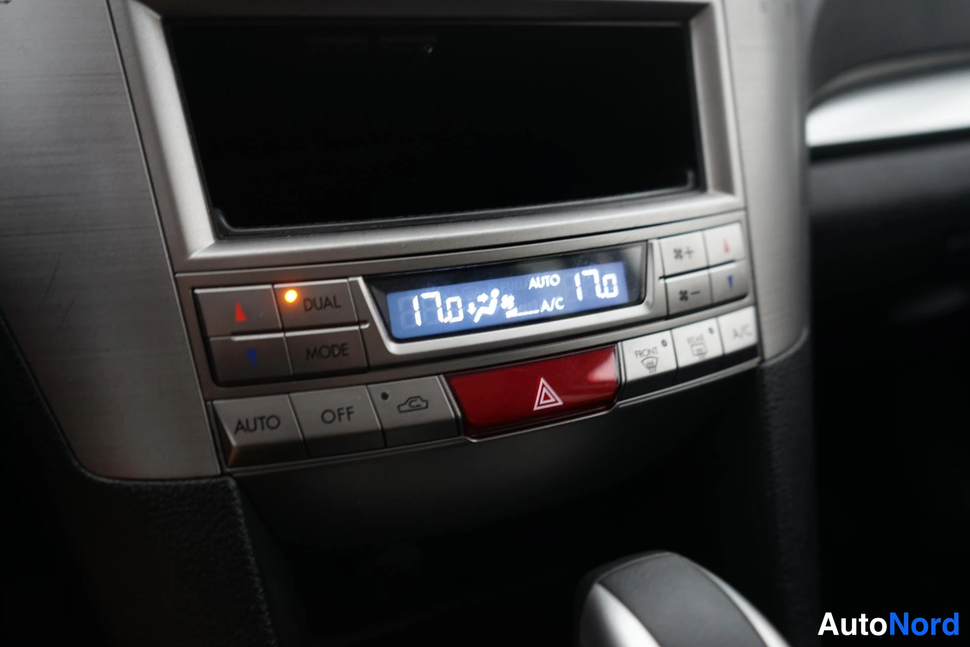 Harmaa Subaru Legacy 2010, yksityiskohta, kuva 18