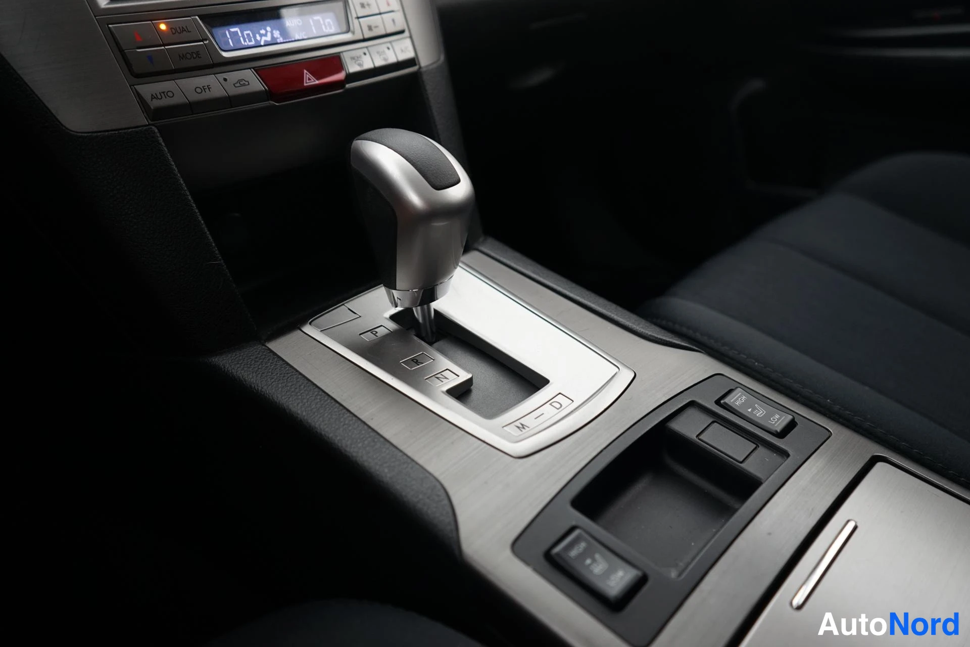Harmaa Subaru Legacy 2010, yksityiskohta, kuva 19