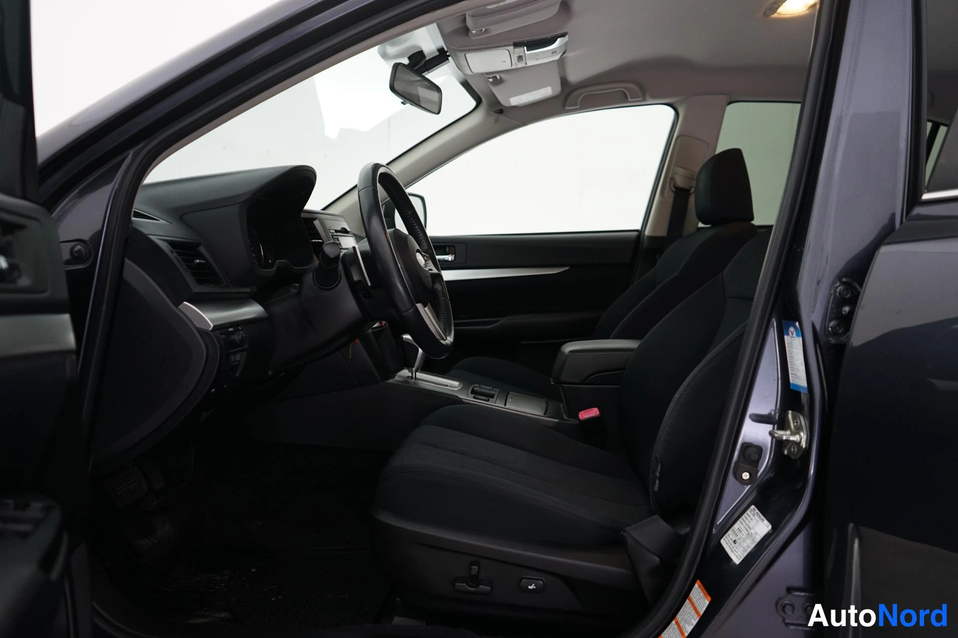 Harmaa Subaru Legacy 2010, etuistuimet, kuva 7