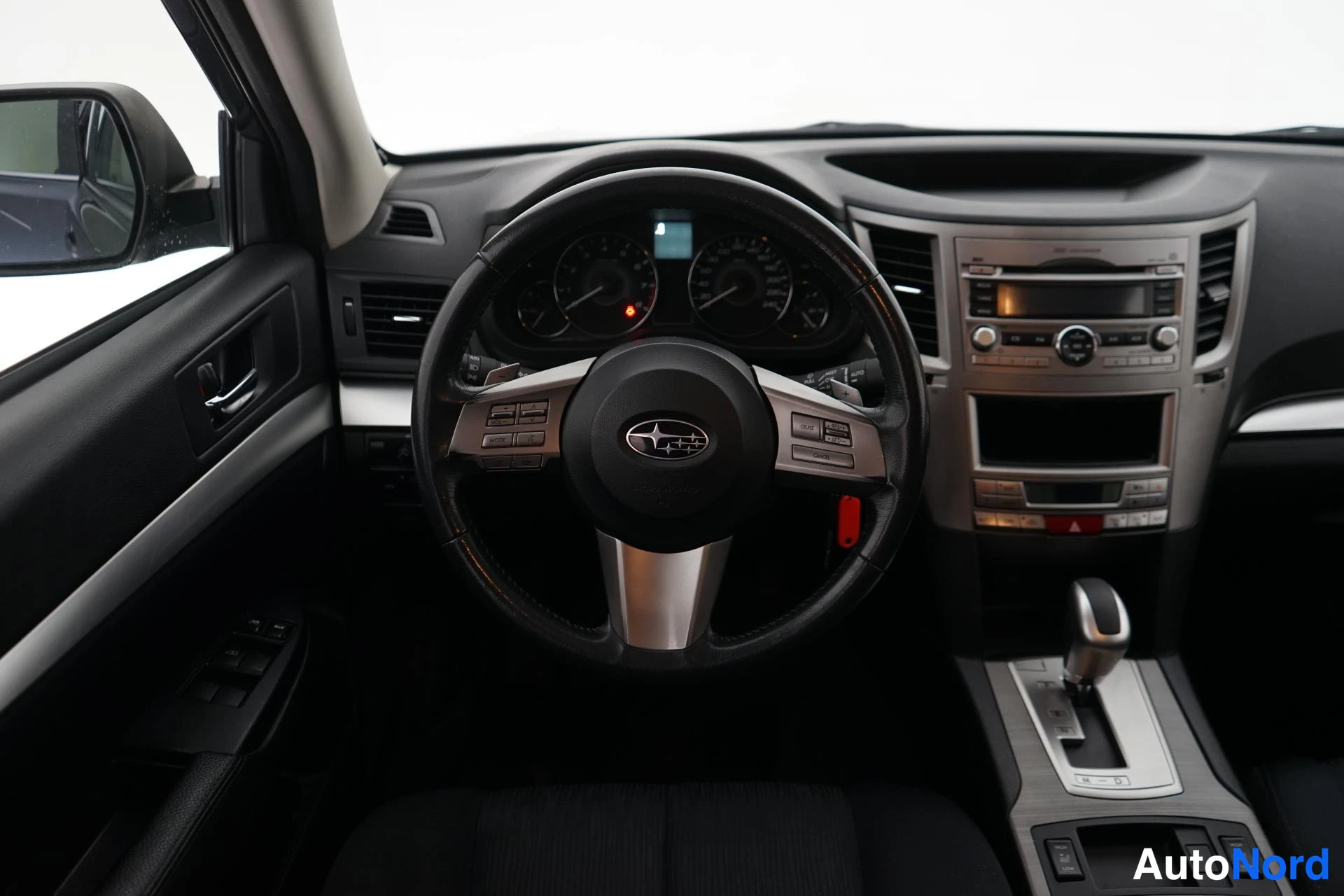 Harmaa Subaru Legacy 2010, ohjaamo, kuva 6