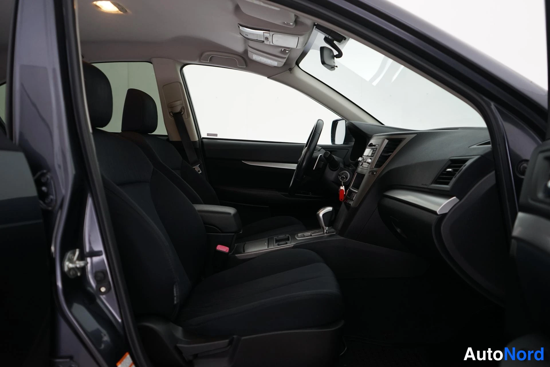 Harmaa Subaru Legacy 2010, etuistuimet, kuva 8