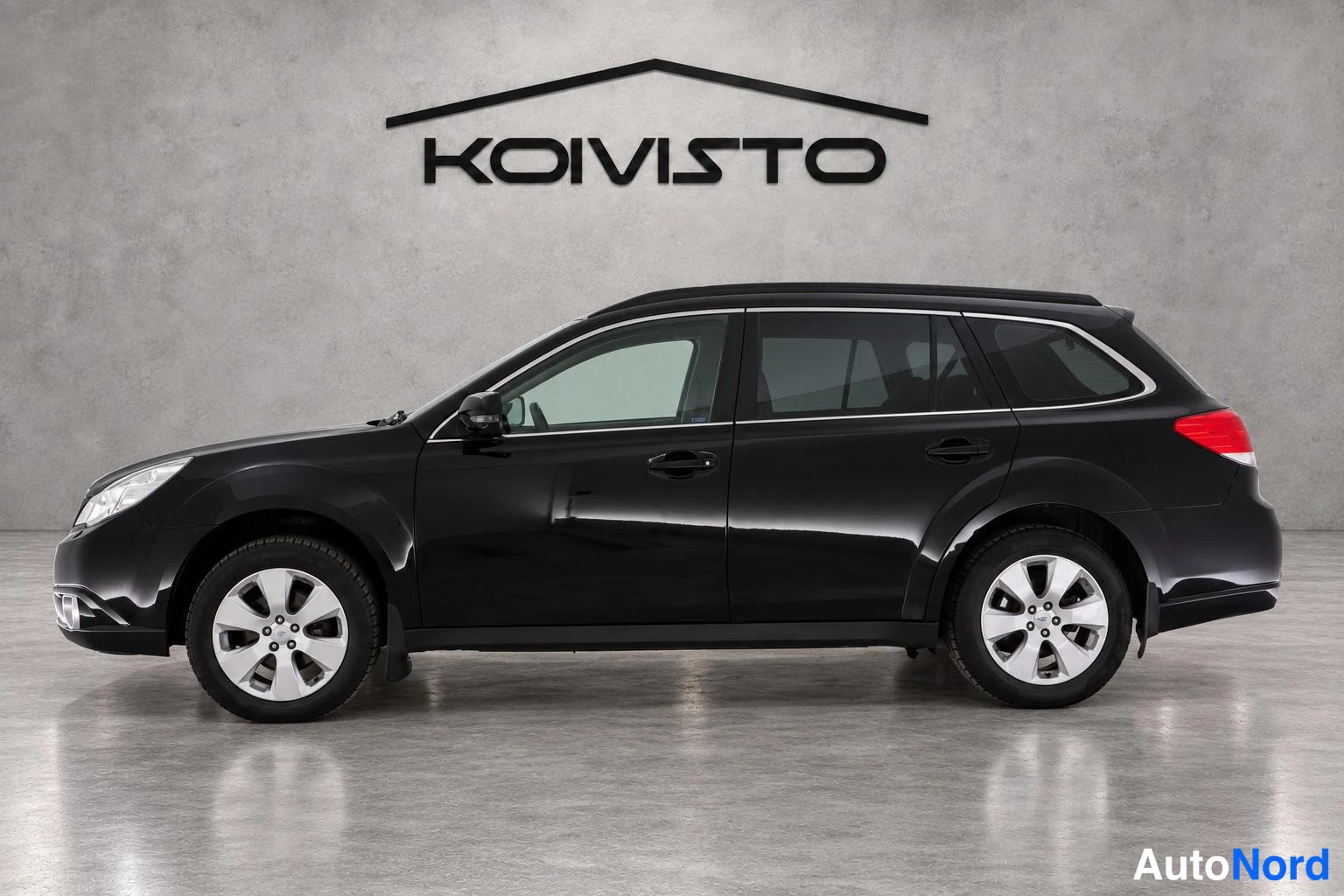 Musta Subaru Outback 2011, sivulta, kuva 3