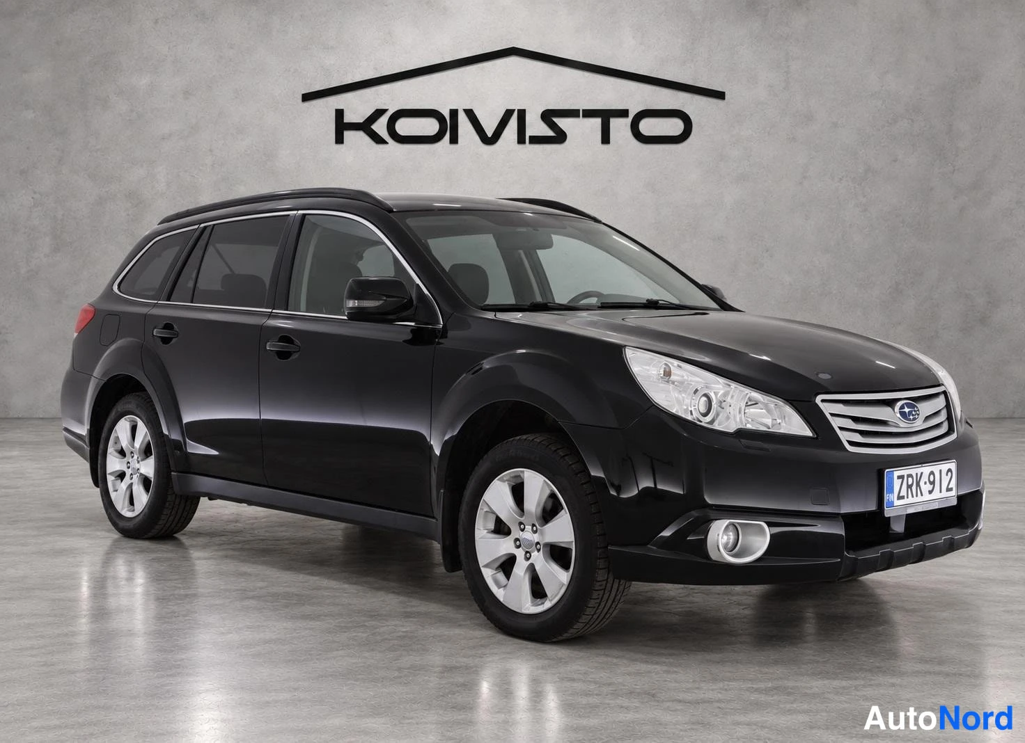 Musta Subaru Outback 2011, etuviisto, keula oikealle, kuva 2