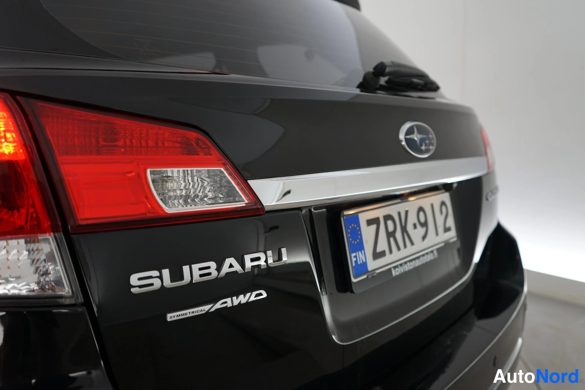 Musta Subaru Outback 2011, takaa, kuva 6