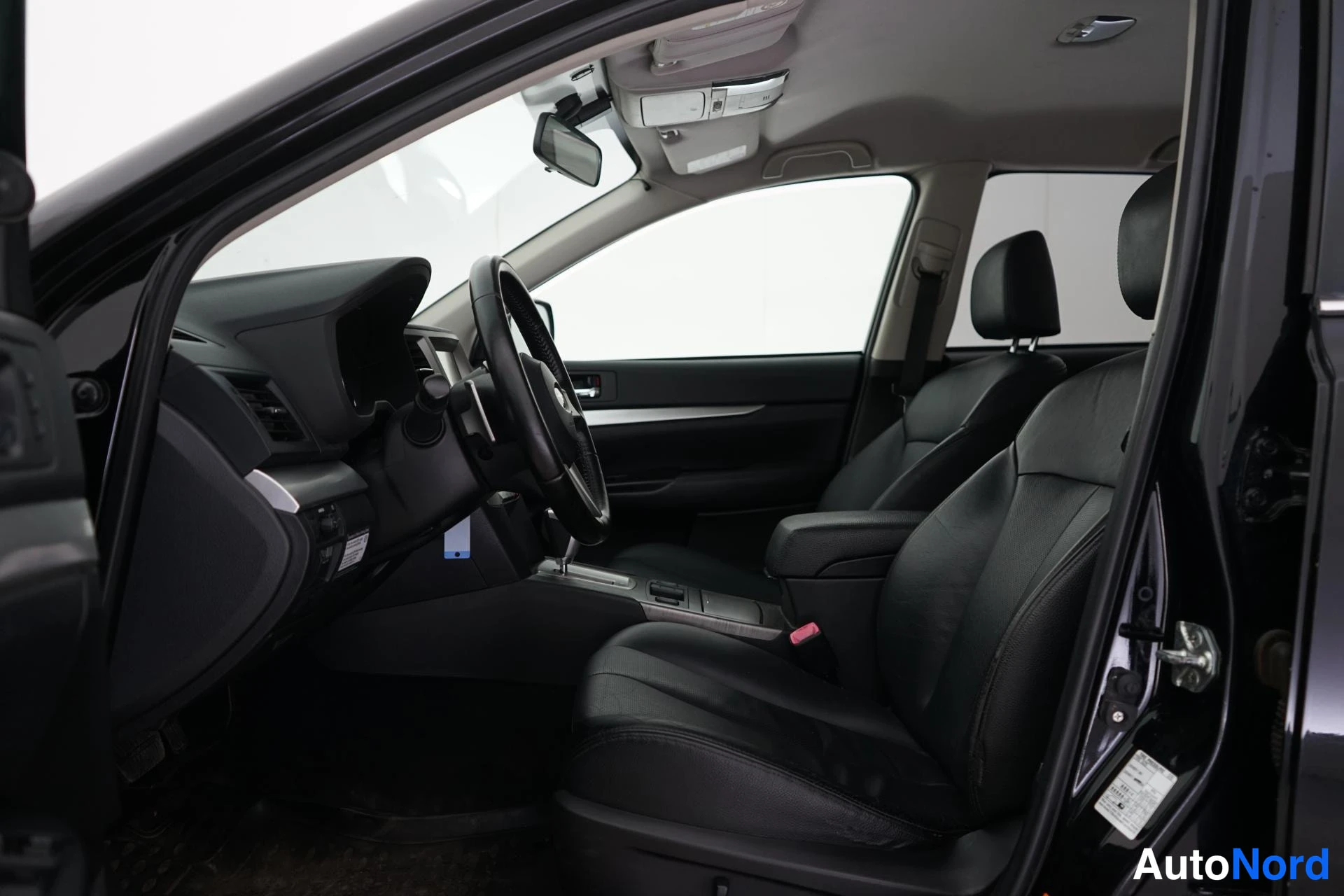 Musta Subaru Outback 2011, ohjaamo, kuva 7