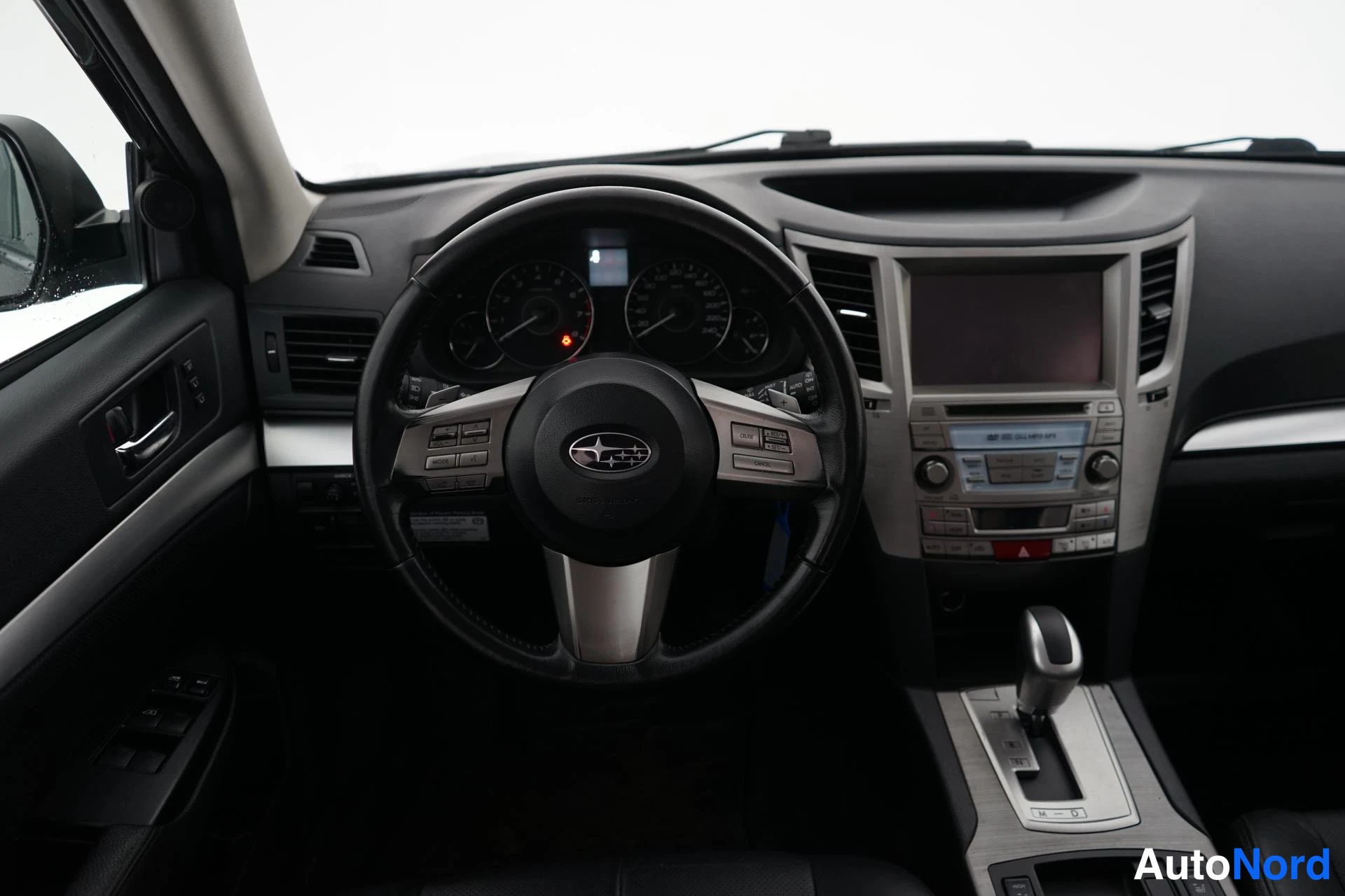 Musta Subaru Outback 2011, ohjaamo, kuva 8