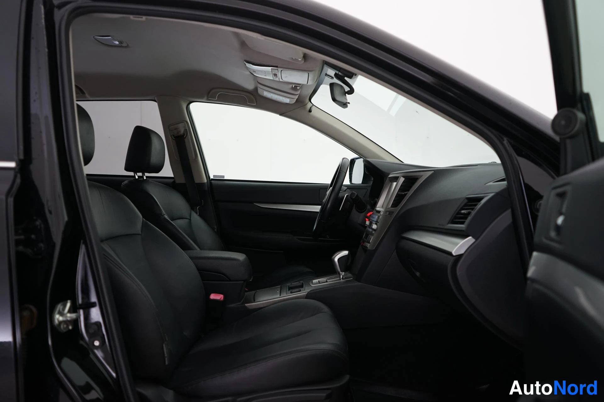 Musta Subaru Outback 2011, etuistuimet, kuva 9