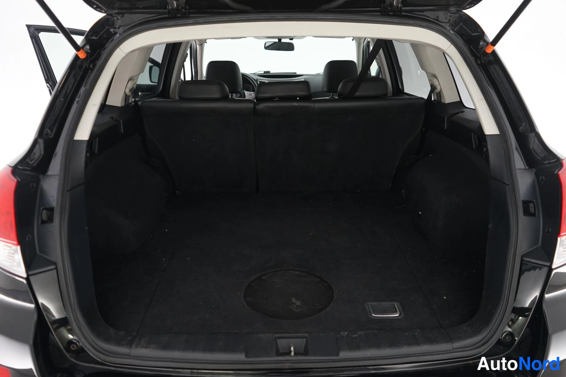 Musta Subaru Outback 2011, tavaratila, kuva 11