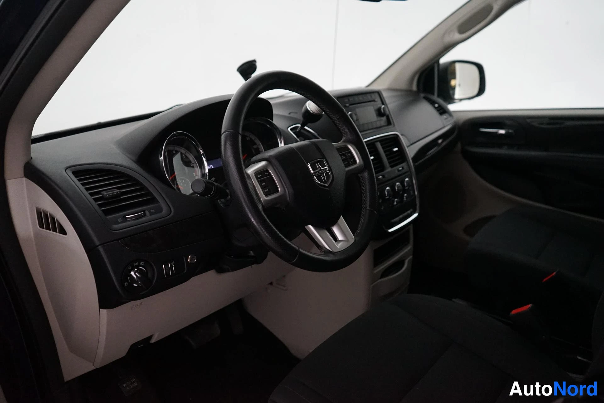 Sininen Dodge Grand Caravan 2011, ohjaamo, kuva 6