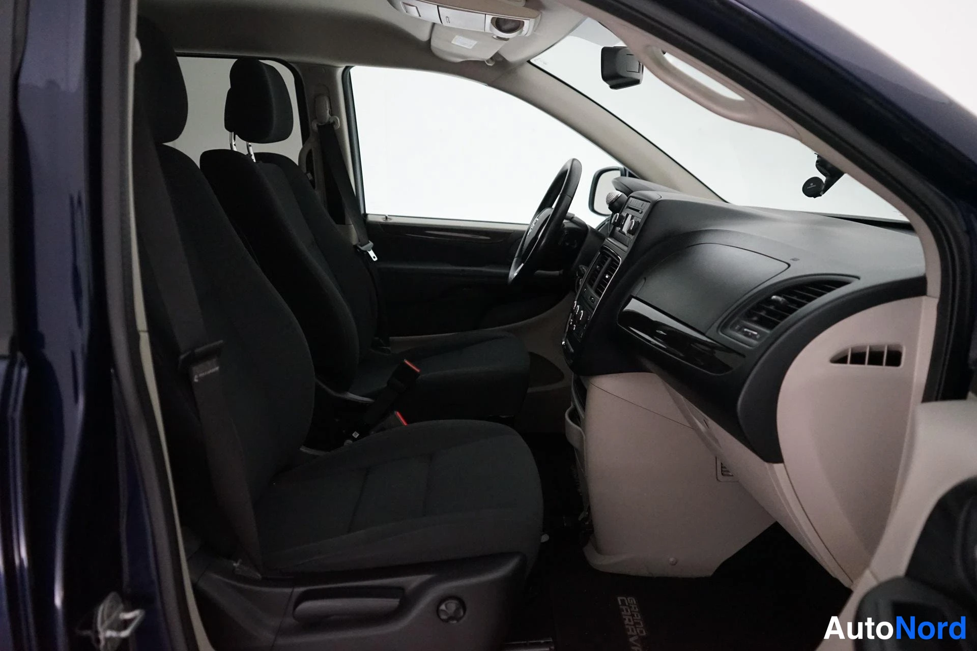 Sininen Dodge Grand Caravan 2011, etuistuimet, kuva 7