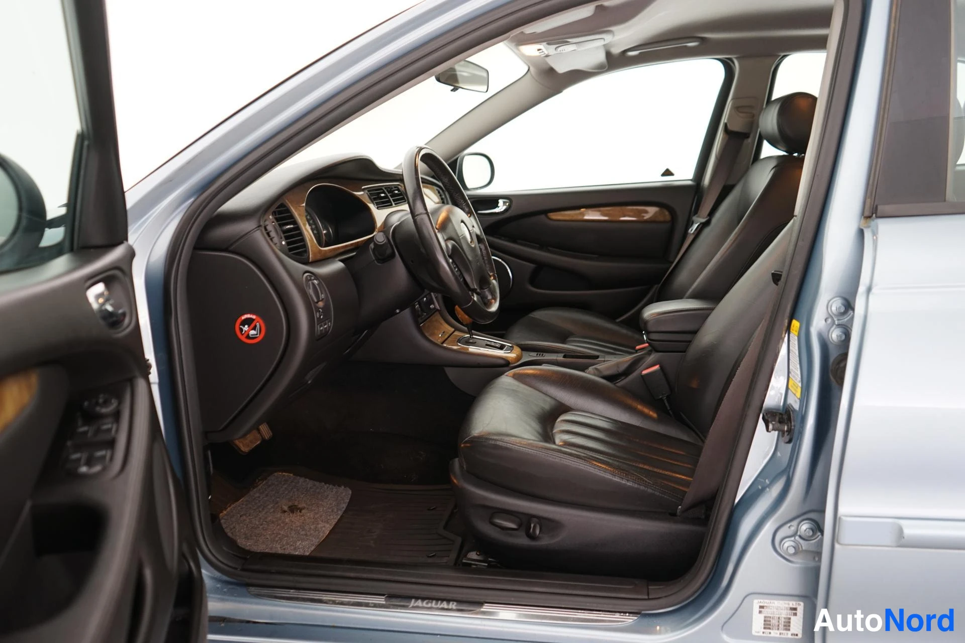 Sininen Jaguar X-type 2004, ohjaamo, kuva 6